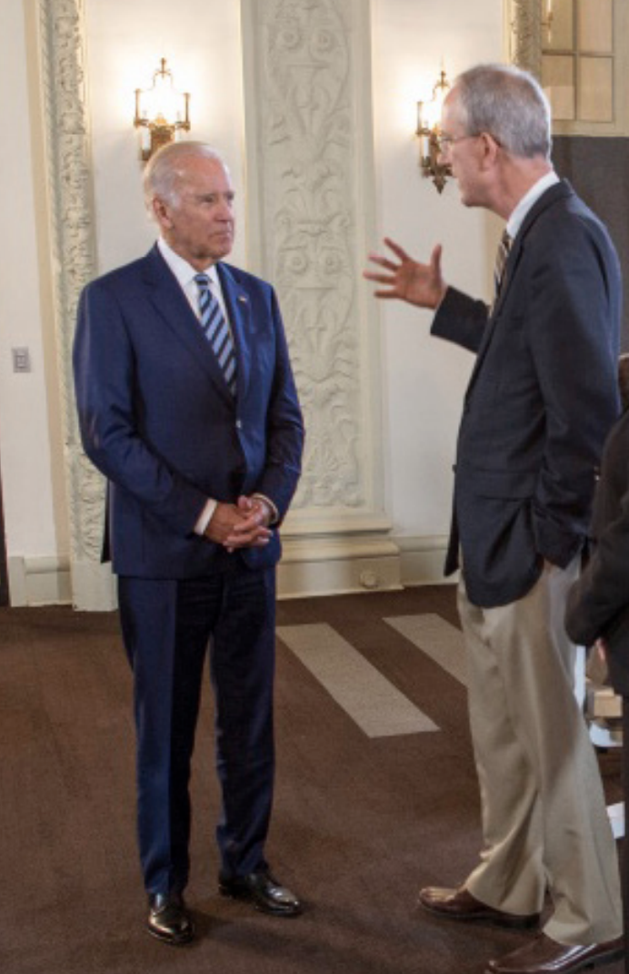Staudt makes a point to then-Vice President Joseph R. Biden following the announcement of the NCI Genomic Data Commons project in 2016.